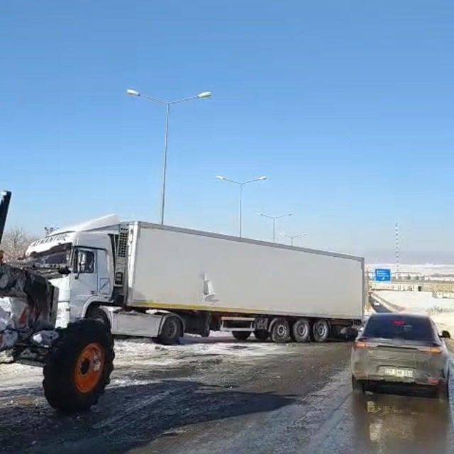Diyarbakır'da buzlanma nedeniyle tır yoldan çıktı