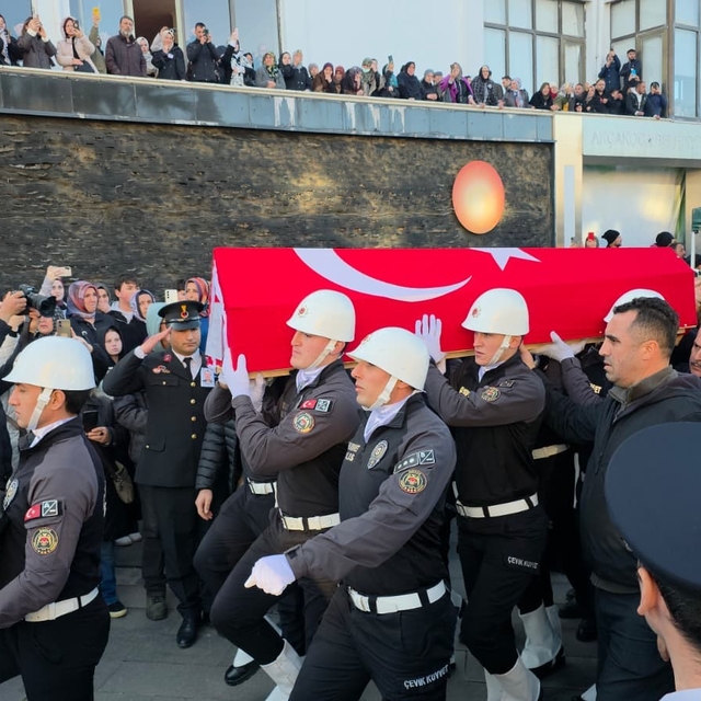 DEAŞ operasyonunda şehit olan polis memuru memleketinde toprağa verildi
