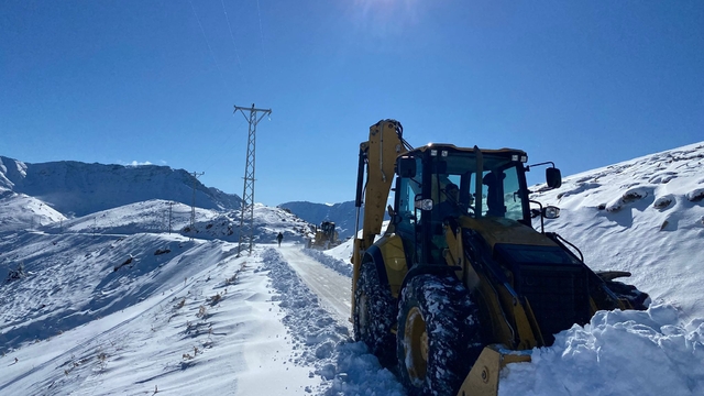 Sason'da kardan temizlenen 20 yerleşim yerinin yolu ulaşıma açıldı
