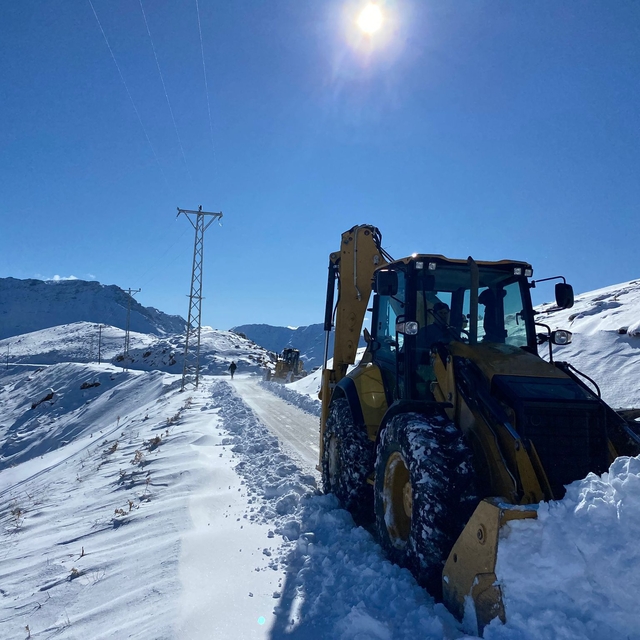 Sason'da kardan temizlenen 20 yerleşim yerinin yolu ulaşıma açıldı