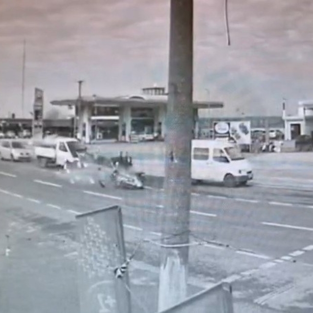 Otomobil ile elektrikli bisiklet çarpıştı: 1 ölü
Kaza anı güvenlik kamerası...