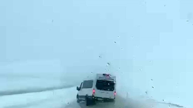 Siirt'te minibüsün kıl payı atlattığı kaza kamerada