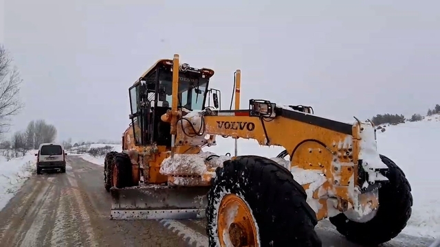 Mudurnu'da karla mücadele çalışmaları aralıksız sürüyor