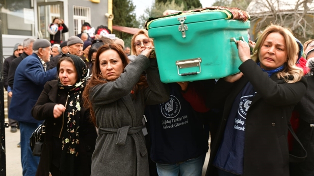 Eşi tarafından öldürülen kadının tabutunu kadınlar taşıdı
Boşanma isteği ölümle biten kadın gözyaşlarıyla uğurlandı
Alaşehir'de cinayete kurban giden kadın son yolculuğuna uğurlandı