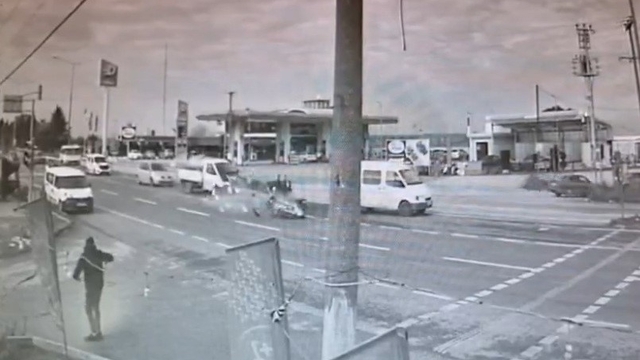 Otomobil ile elektrikli bisiklet çarpıştı: 1 ölü
Kaza anı güvenlik kamerasında