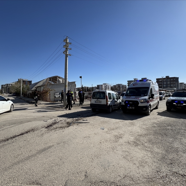 Adıyaman'da 2 hafif ticari aracın çarpıştığı kazada sürücüler yaralandı