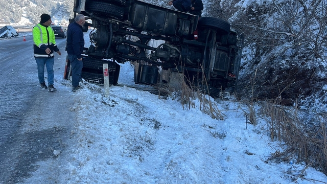 Siirt'te tır ve minibüs devrildi: 4 yaralı