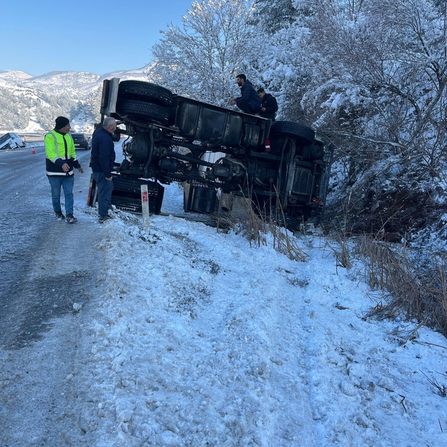 Siirt'te tır ve minibüs devrildi: 4 yaralı