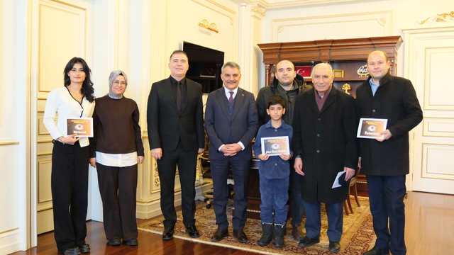 Yozgat'ta Arabaşı Hamuru Yutma Yarışması'nın kazananları ödüllerini aldı