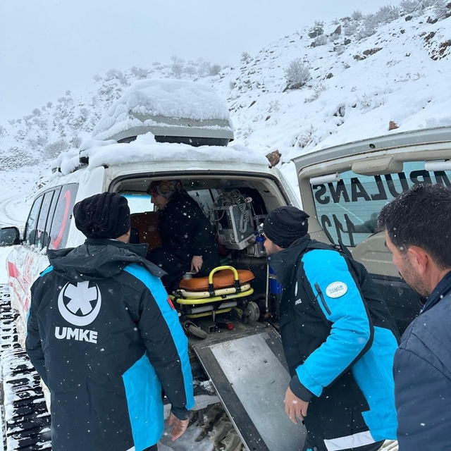 Batman'da 42 yaşındaki hasta, paletli ambulansla hastaneye ulaştırıldı