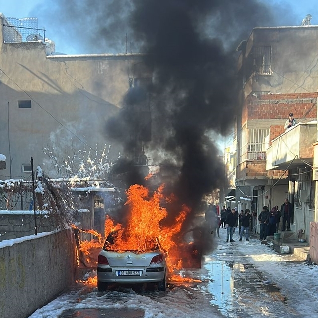 Batman'da park halindeki otomobil yandı