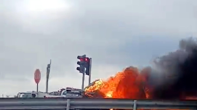 Seyir halindeki otomobil alev aldı