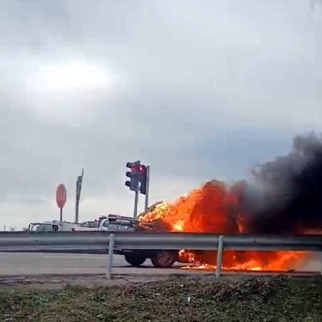 Seyir halindeki otomobil alev aldı
