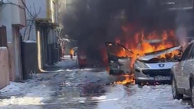 Batman'da soğuk havada çalışmayan araç alev aldı