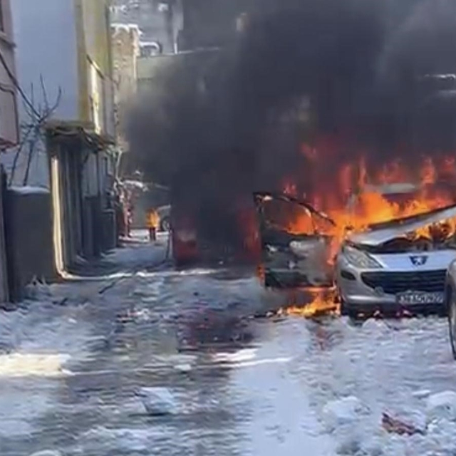 Batman'da soğuk havada çalışmayan araç alev aldı