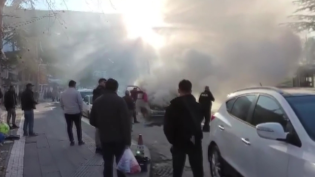 Yanan kamyonete ilk müdahaleyi vatandaşlar yaptı