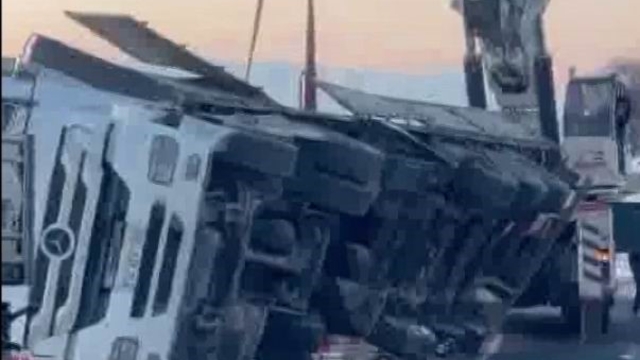 Diyarbakır'da tır devrildi, yol ulaşıma kapandı