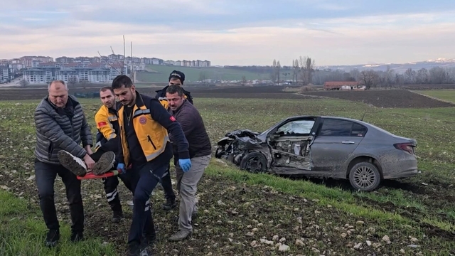 Çarpışan 2 otomobilden biri tarlaya uçtu; 2 yaralı