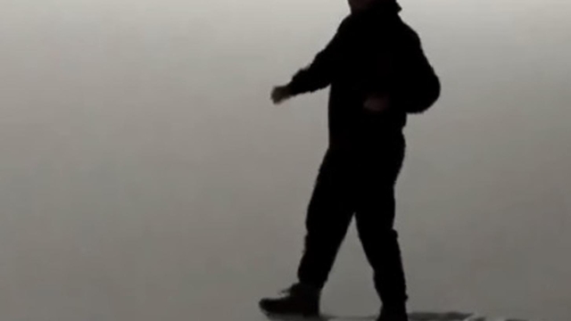 Buz tutan göletin üzerinde dans ederken suya düştü