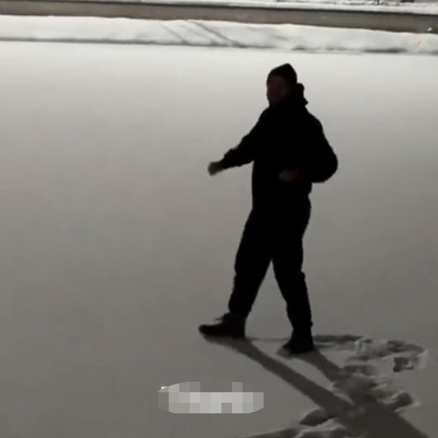 Buz tutan göletin üzerinde dans ederken suya düştü