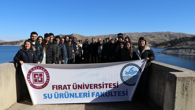 Elazığ'da üniversite öğrencileri alabalık sağım programına katıldı