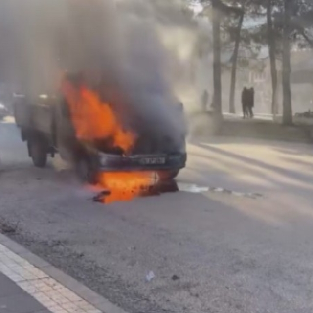 Amasya'da seyir halindeki kamyonet yandı