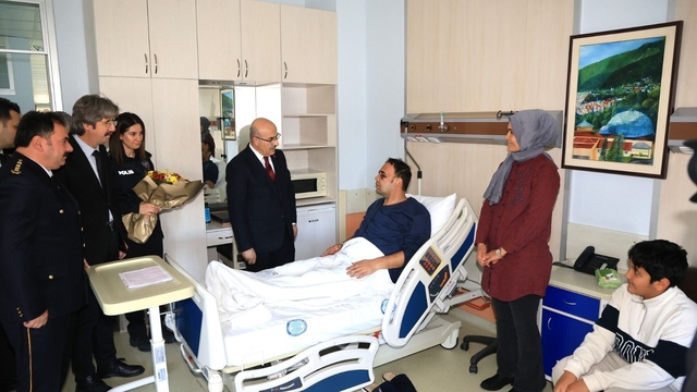 Emniyet Genel Müdürü Demirtaş, Yalova'daki çatışmada yaralanan polisi ziyaret etti