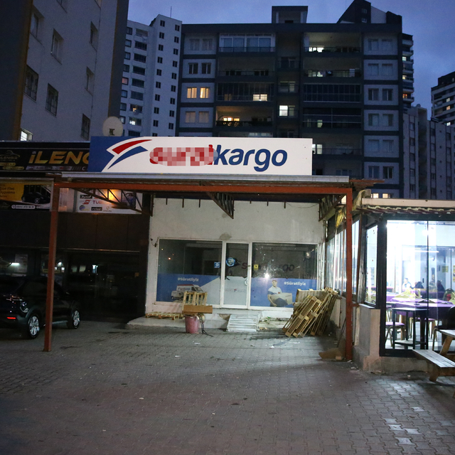 Göndermek istenen kaçak sigarayı polise bildiren kargo şube müdürünü öldürd...