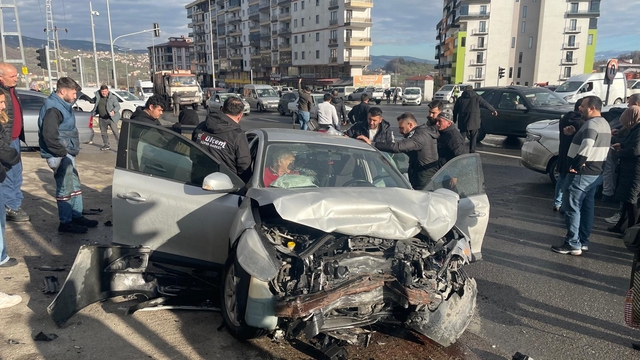 Zonguldak'ta iki otomobilin çarpıştığı kazada 7 kişi yaralandı
