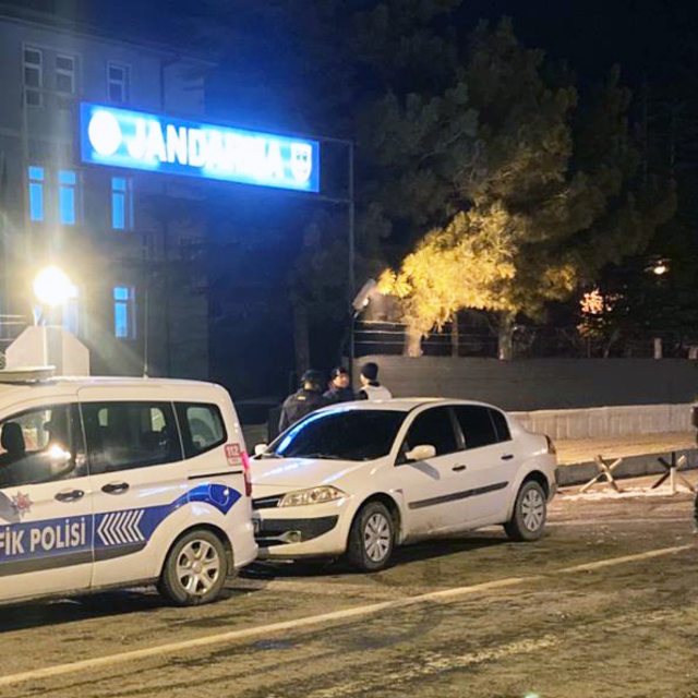 2 husumetlisini tabancayla yaraladı, jandarmaya teslim oldu