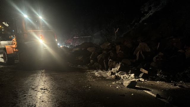 Heyelan nedeniyle kapanan Artvin-Hopa kara yolu ulaşıma açıldı