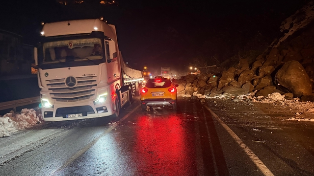 Artvin'de heyelan: Borçka-Hopa karayolu ulaşıma kapandı