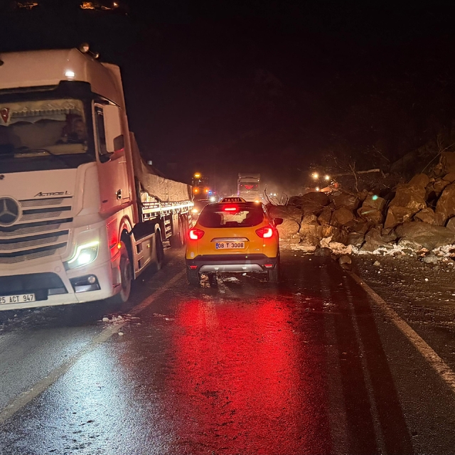 Artvin'de heyelan: Borçka-Hopa karayolu ulaşıma kapandı