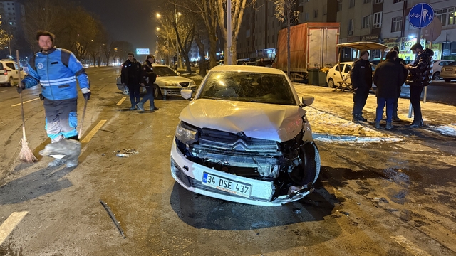 Kayseri'de iki otomobilin çarpıştığı kazada 3 kişi yaralandı