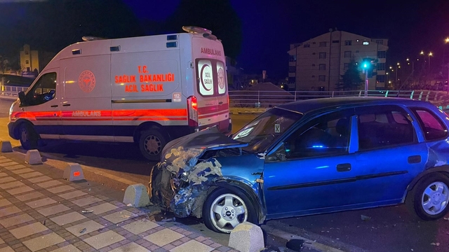 Karaman'da iki otomobil çarpıştı: 3 yaralı