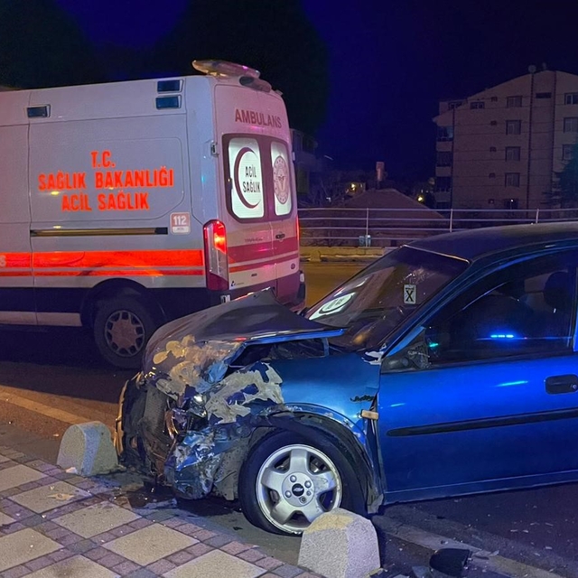 Karaman'da iki otomobil çarpıştı: 3 yaralı