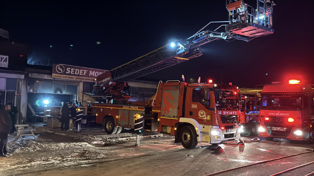 Sivas'ta mobilya atölyesinde çıkan yangın hasara neden oldu
