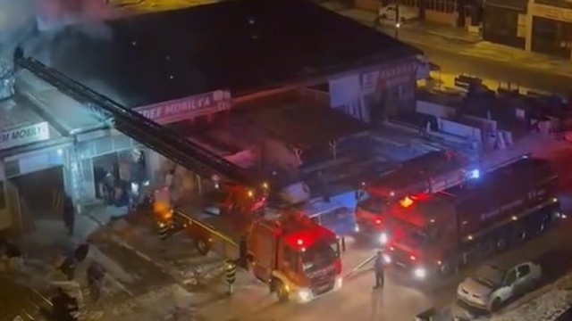 Mobilya imalathanesinde çıkan yangın paniğe neden oldu