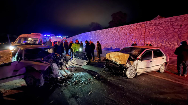 Kütahya'da iki otomobil kafa kafaya çarpıştı; 4 yaralı