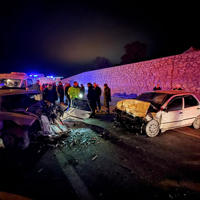 Kütahya'da iki otomobil kafa kafaya çarpıştı; 4 yaralı