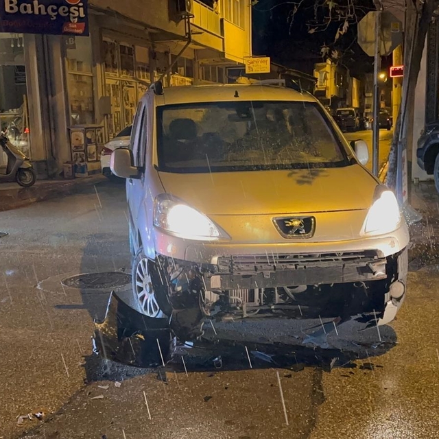 Bursa'da motosiklet ile otomobil çarpıştı: 1 yaralı