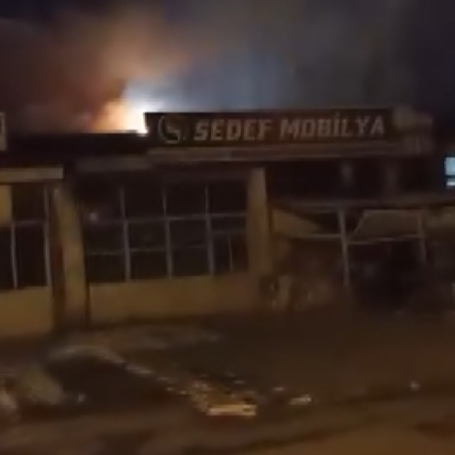 Sivas'ta mobilya atölyesinde yangın
