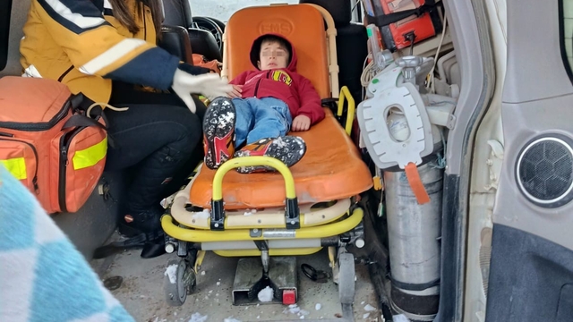 Damdan düşerek yaralanan çocuk hastaneye ulaştırıldı