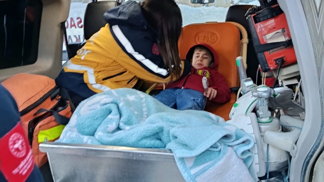 Siirt'te kar nedeniyle yolu kapanan 2 köydeki hasta ekiplerce hastaneye ulaştırıldı