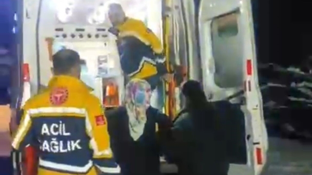 Yolu kapanan köyde doğum sancısı tutan kadın 2 saat süren çalışmayla hastaneye ulaştırıldı