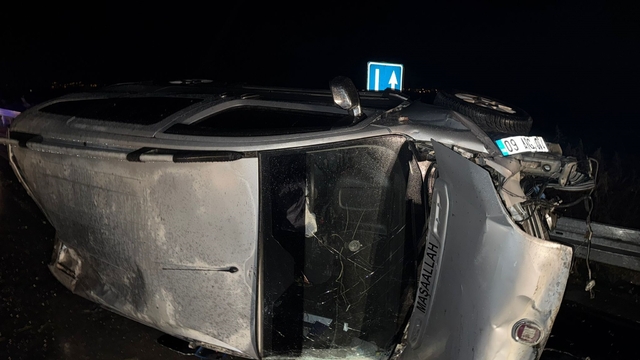 Aydın'da devrilen hafif ticari araçtaki 3 kişi yaralandı