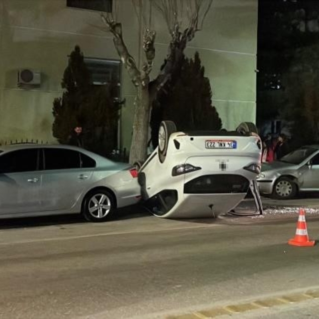 Karaman'da park halindeki araçlara çarpan otomobil ters döndü