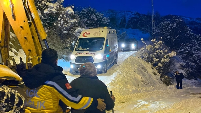 Karla kapanan yollar aşıldı, 2 hasta sağlık ekiplerince hastaneye ulaştırıldı