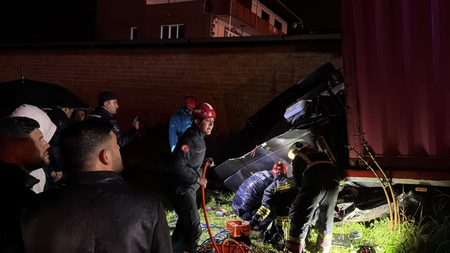 Aydın'da raylara devrilen TIR'ın sürücüsü öldü, tren seferleri aksadı