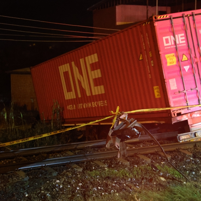 Kontrolden çıkan tırın raylara uçtuğu kazada tren seferleri durduruldu: 1 ö...